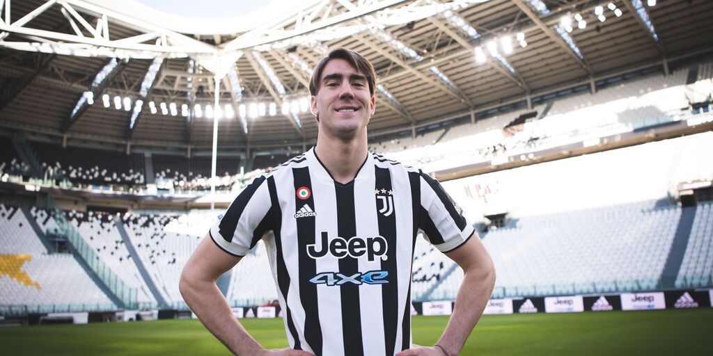 vlahovic-con-la-maglia-della-juventus-5