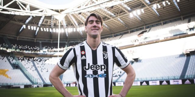 Vlahovic con la maglia della juventus