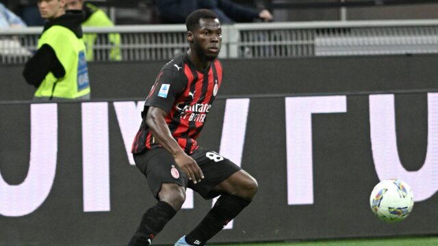 Yunus musah serie a 2024 25 milan monza 2 0 milan new shirt 2025 26 azione action single shot serie a 2024 25 milan monza 2 0 milan maglia nuova 2025 26jpg