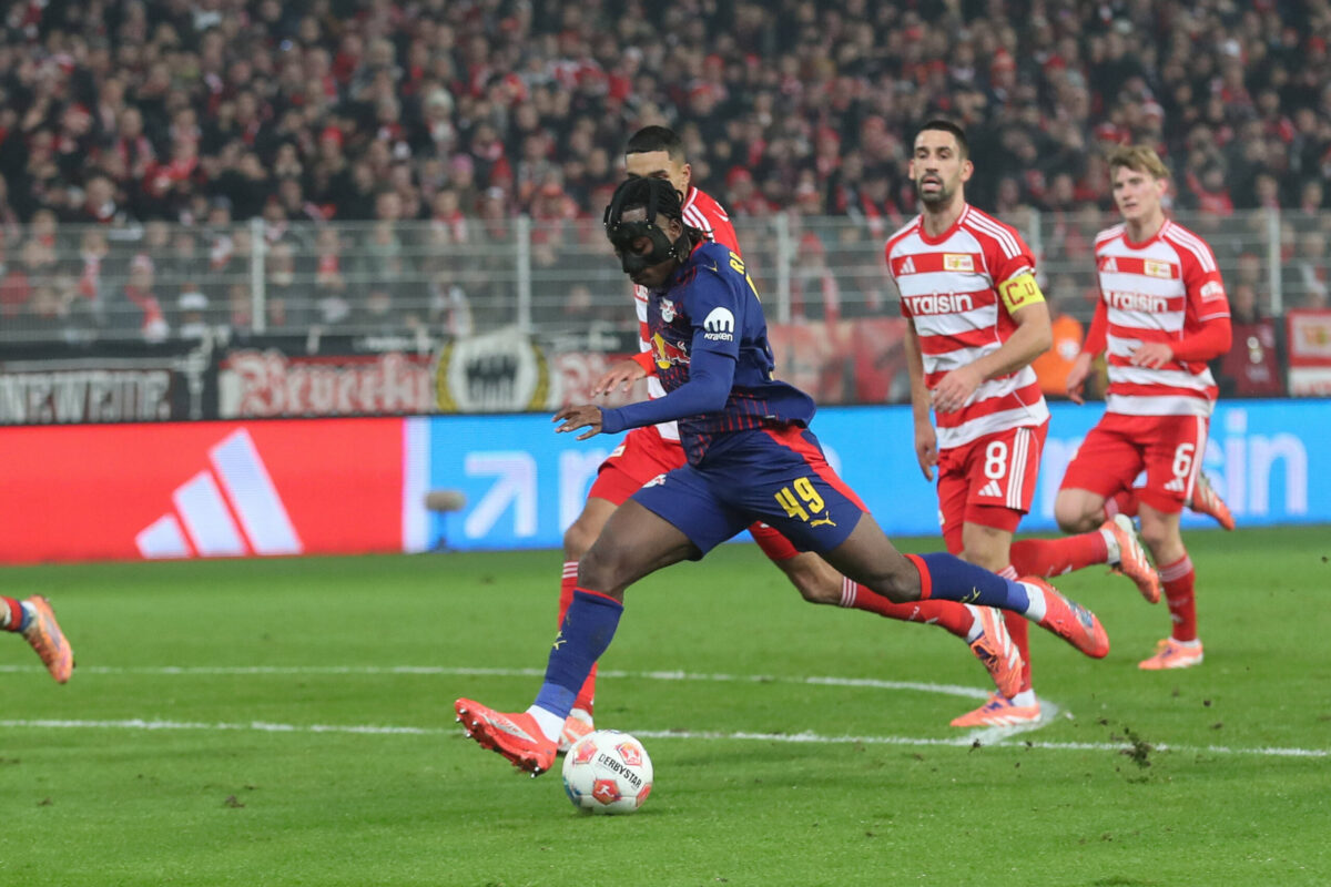 Yan Diomande in campo con il Lipsia