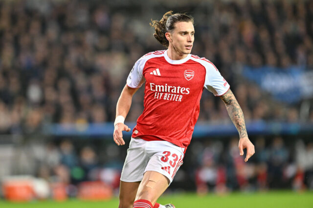 Calafiori durante una partita dell'Arsenal