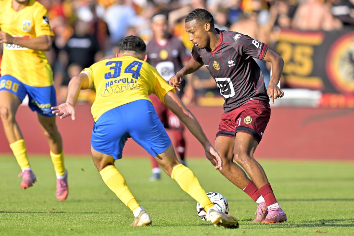 Belghali con la maglia del Mechelen