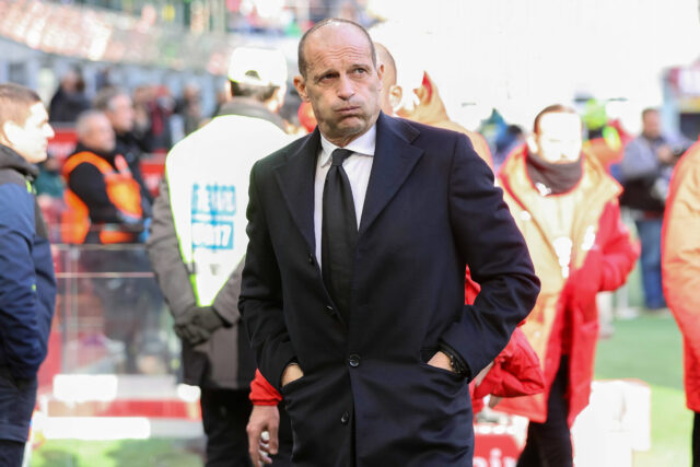 Max Allegri sbuffa a bordo campo