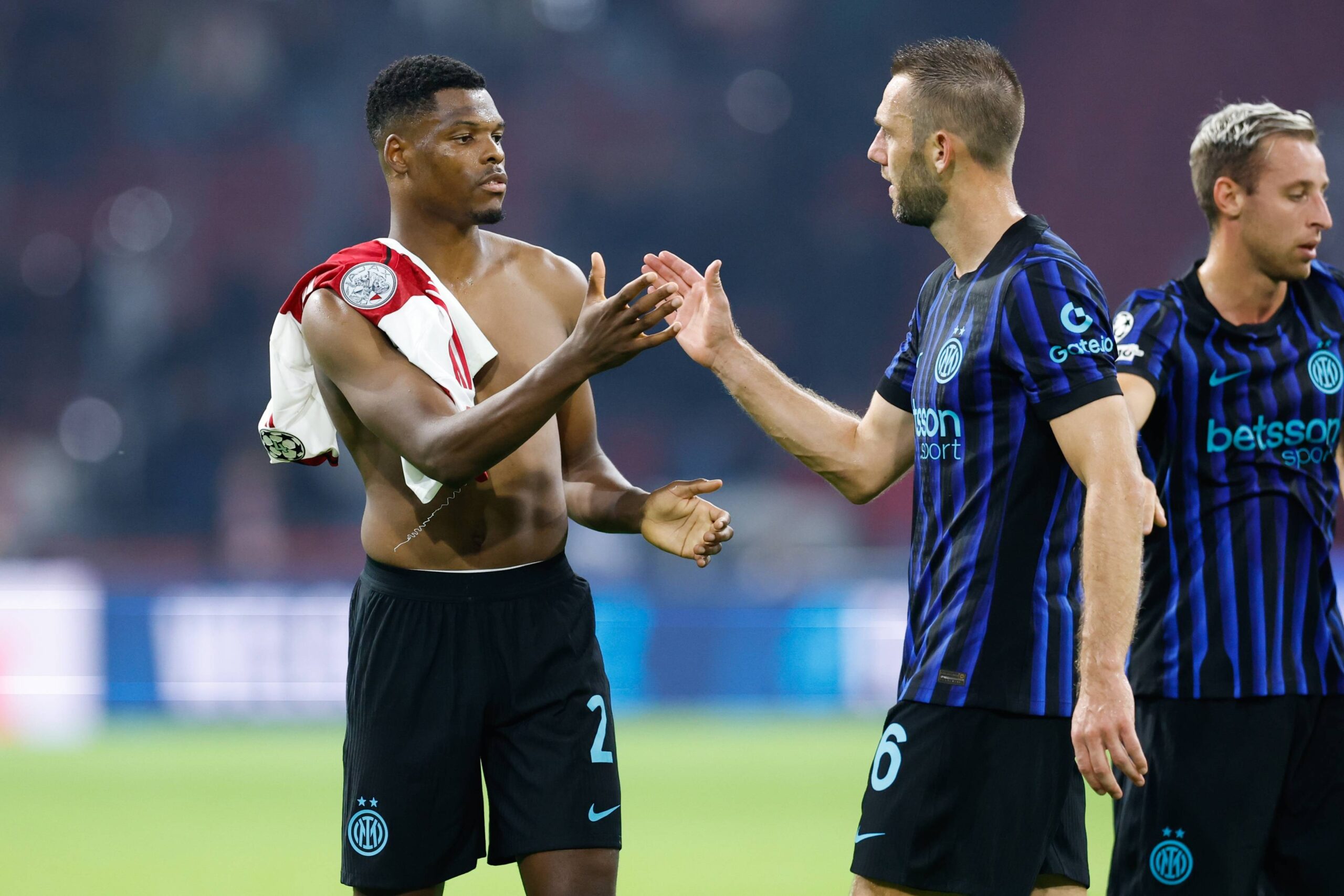 De Vrij e Dumfries al termine della gara contro l'Ajax