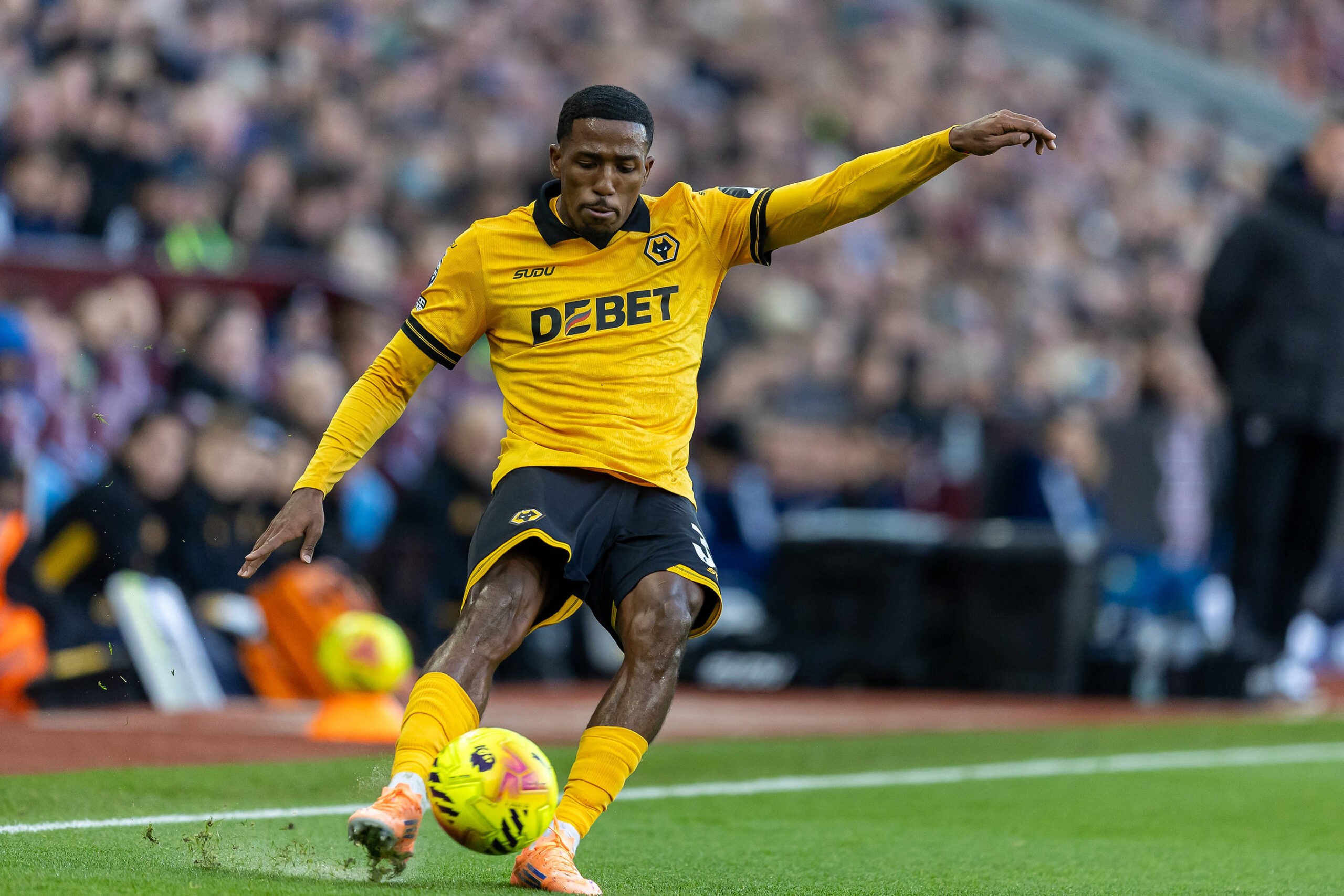 Tchatchoua in azione contro l'Aston Villa