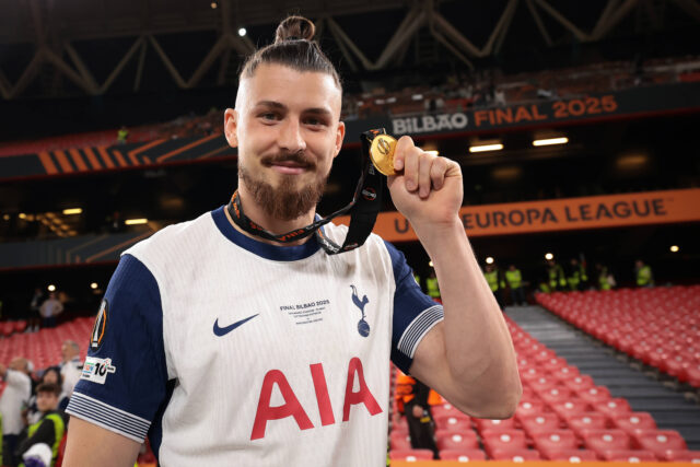 Dragusin con la medaglia dell'Europa League