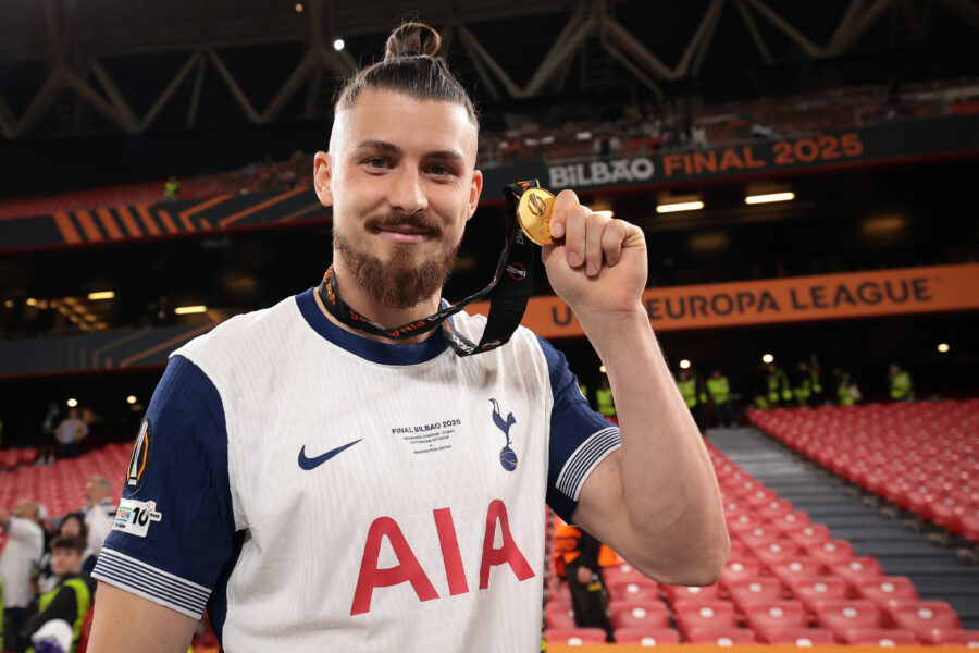 Dragusin con la medaglia dell'Europa League
