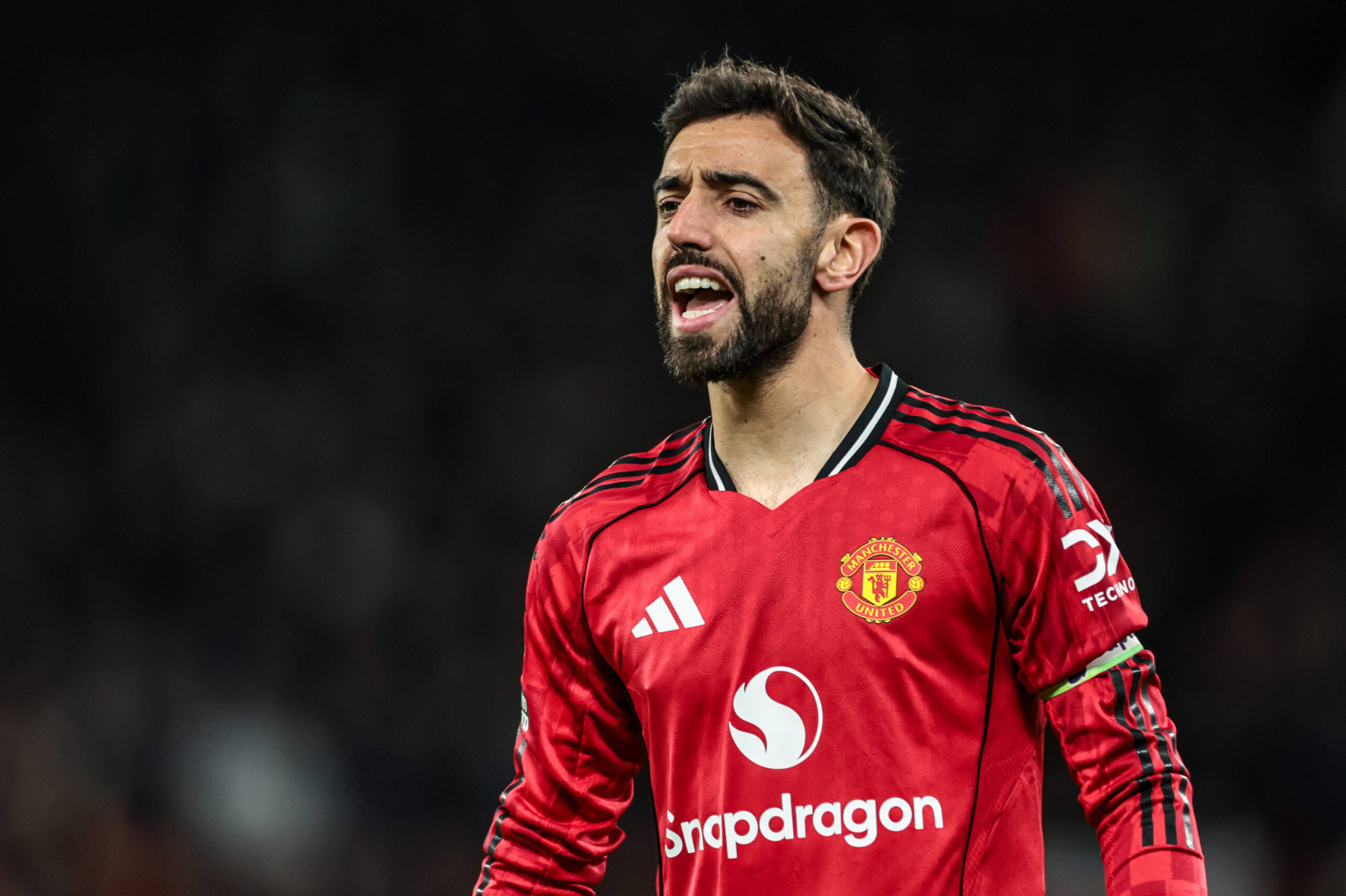 Premier League Manchester United, ManU v Bournemouth Bruno Fernandes of Manchester Untied gives his team instructions during the Premier League match Manchester United vs Bournemouth at Old Trafford, Manchester, United Kingdom, 15th December 2025 (Photo by Mark Cosgrove News Images) Manchester Old Trafford Greater Manchester United Kingdom Copyright: xMarkxCosgrove NewsxImagesx