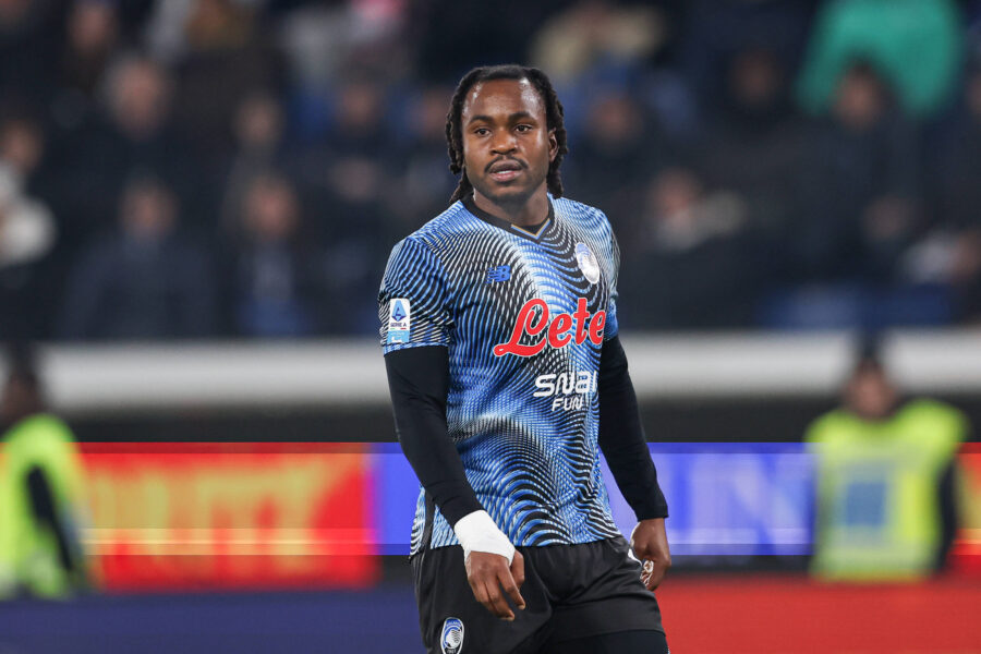 Lookman durante il riscaldamento con l'Atalanta