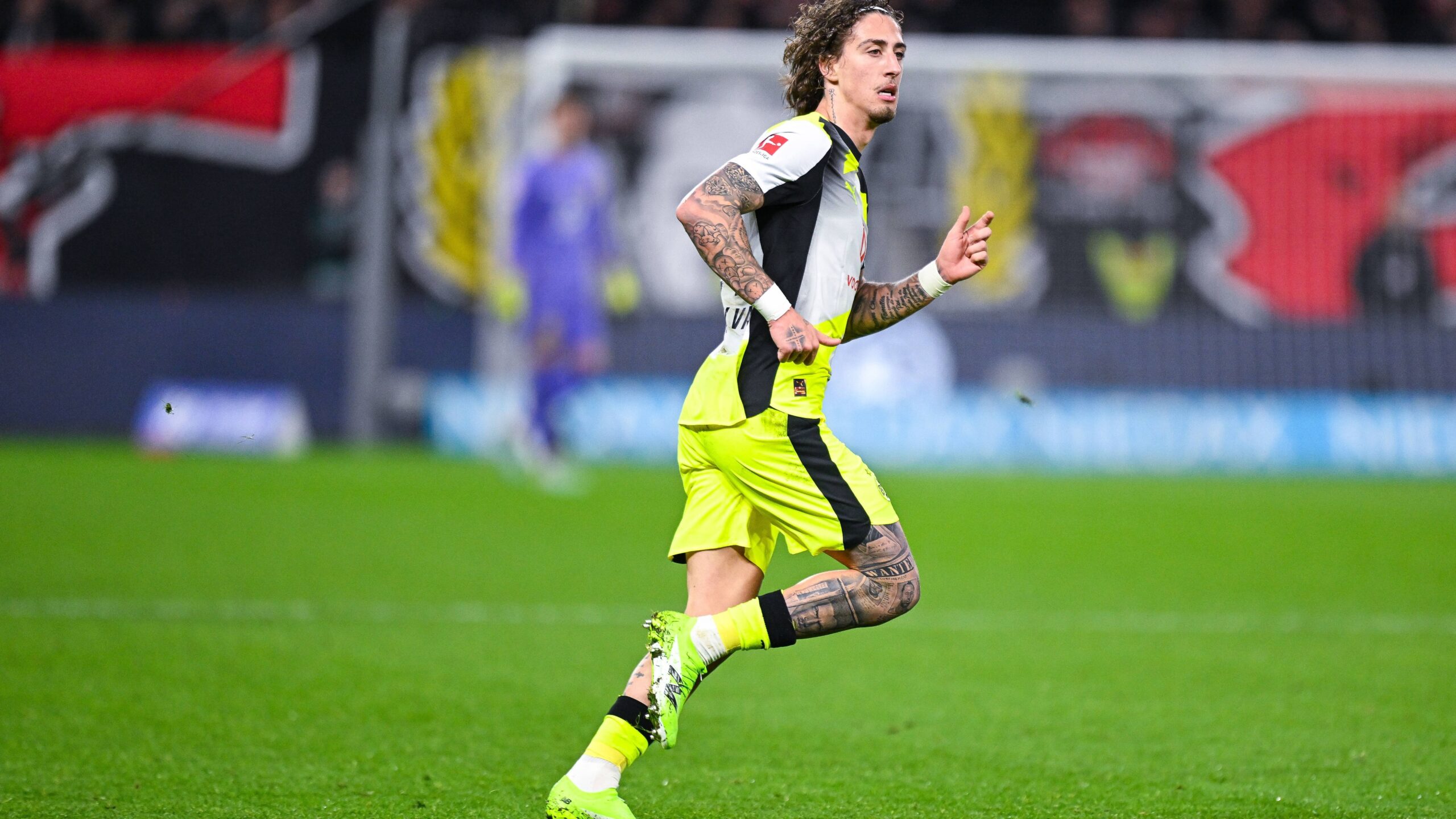 fabio silva con la maglia del borussia dortmund