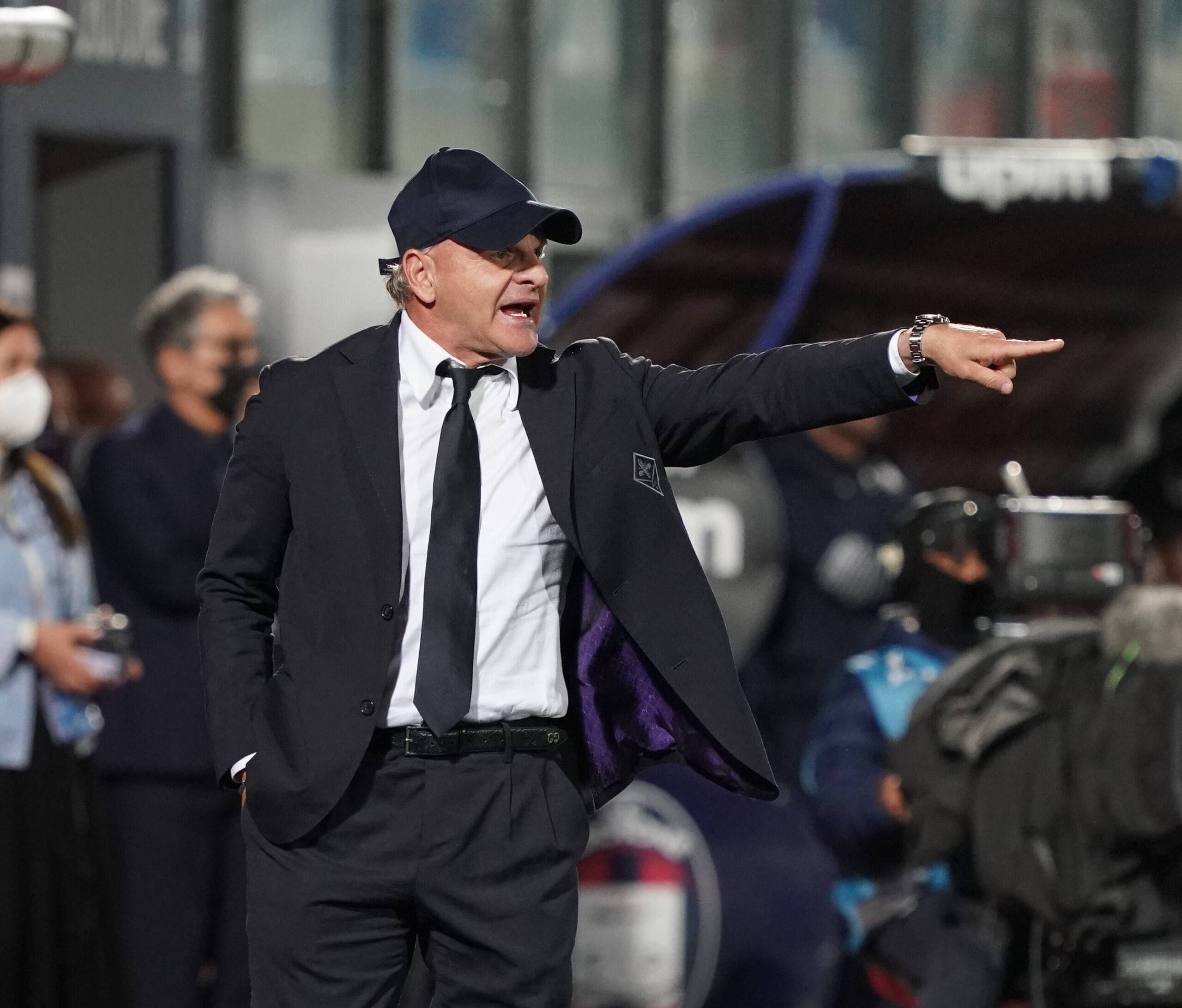 Beppe Iachini dà indicazioni ai suoi giocatori