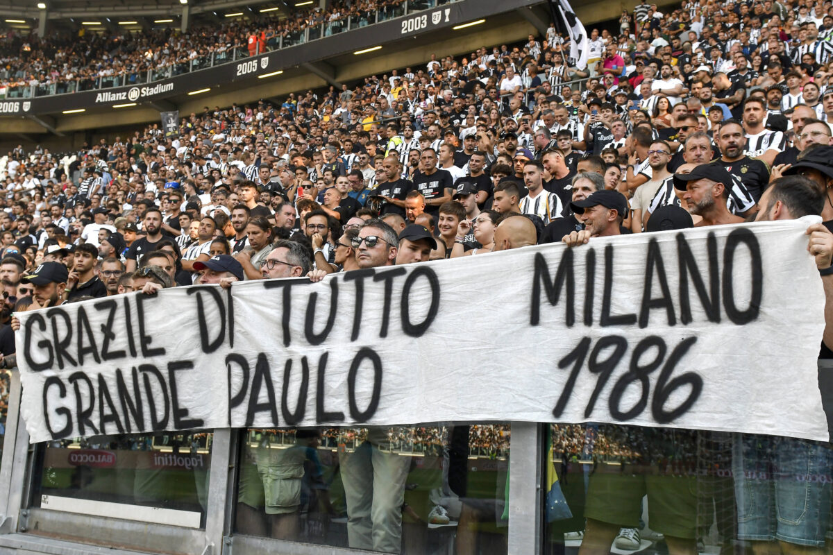 Lo striscione dedicato a Dybala