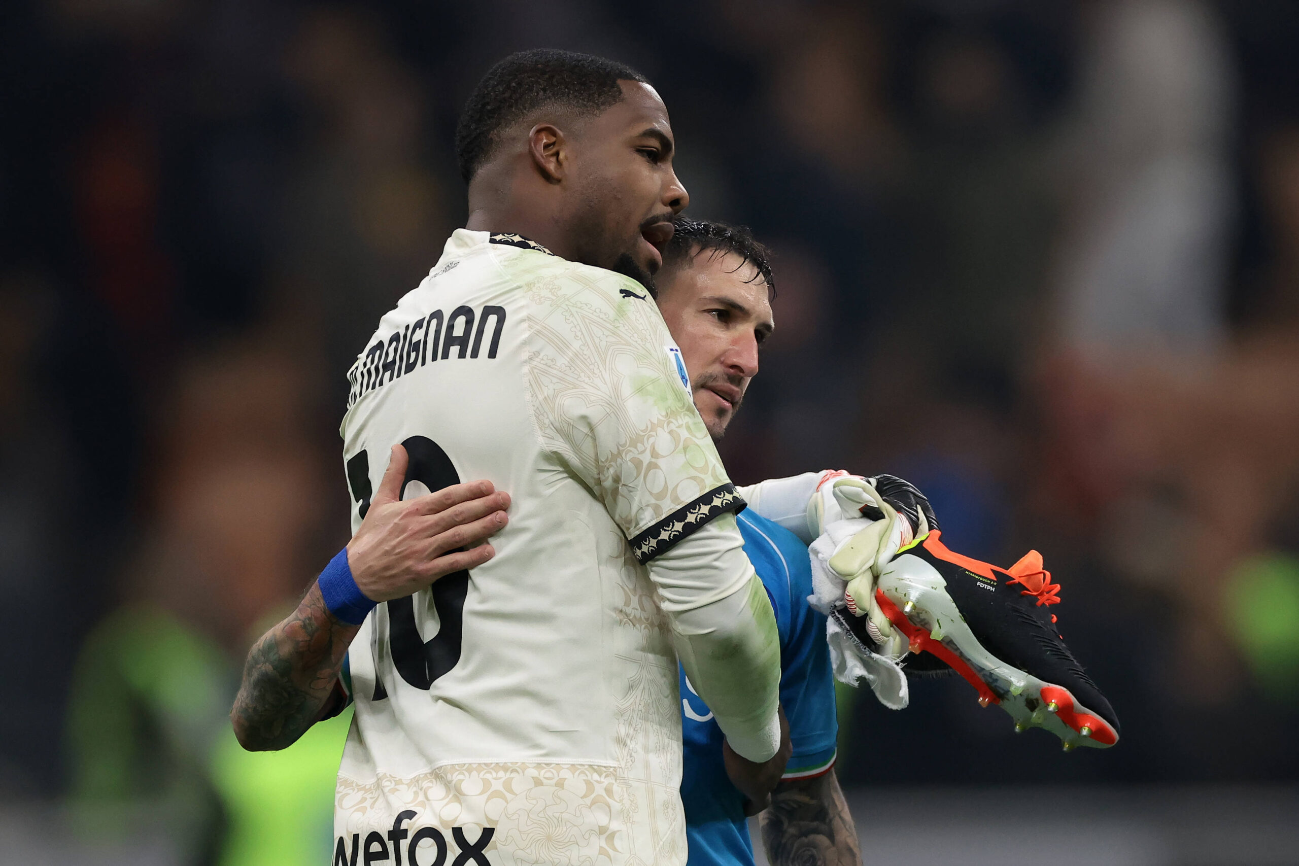 L'abbraccio tra Maignan e Politano