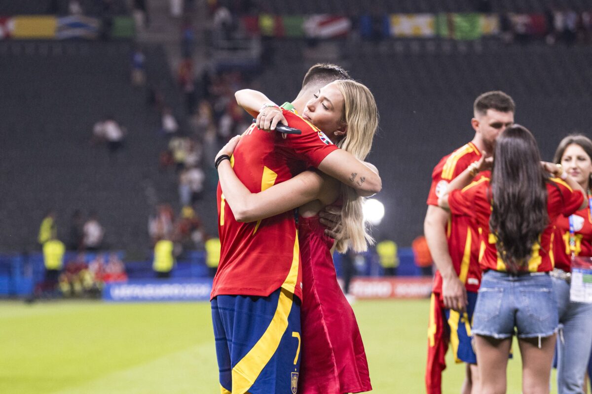 Morata e Campello si abbracciano