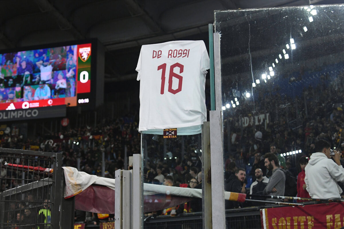 La maglia di De Rossi esposta all'Olimpico