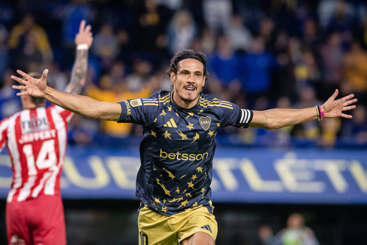 Edinson Cavani esulta con la maglia del Boca
