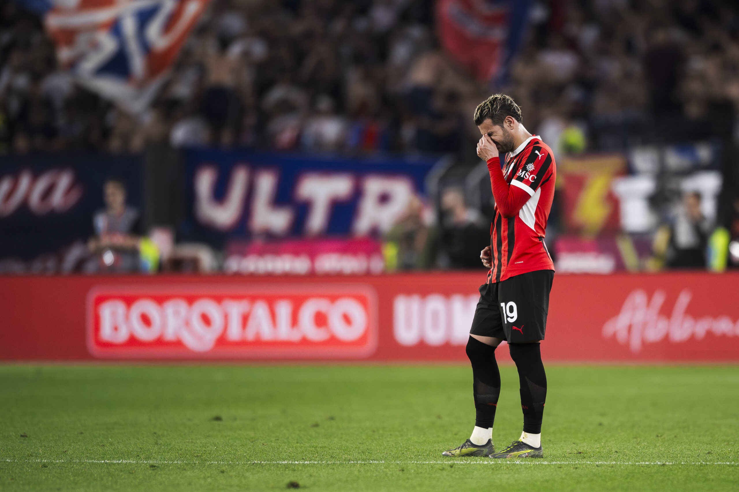 Theo Hernandez affranto per la sconfitta contro il Bologna