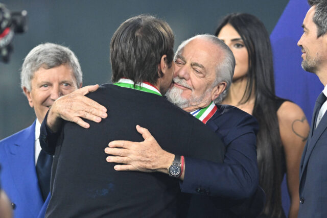 L'abbraccio tra Conte e De Laurentiis