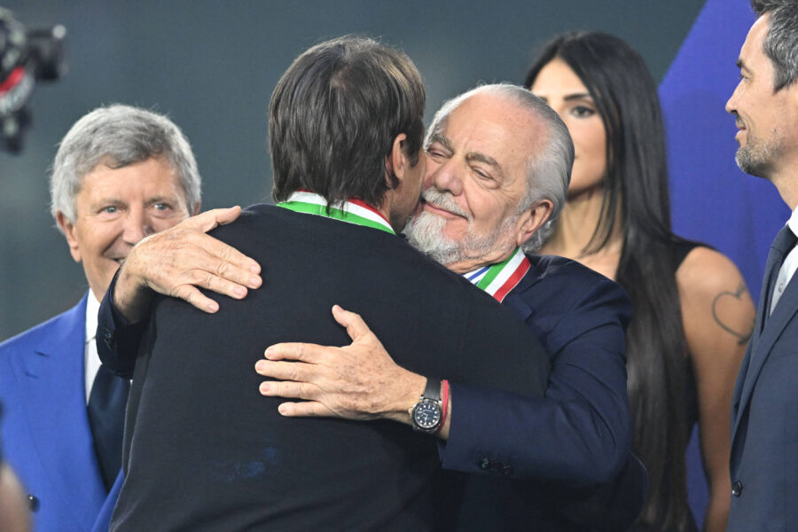 L'abbraccio tra Conte e De Laurentiis