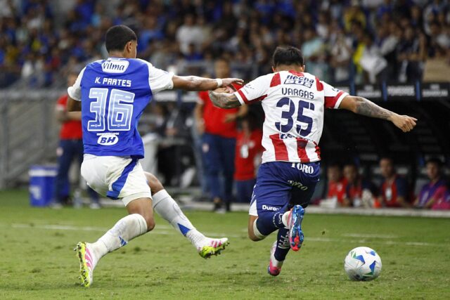 Kaua Prates a contrasto con l'avversario
