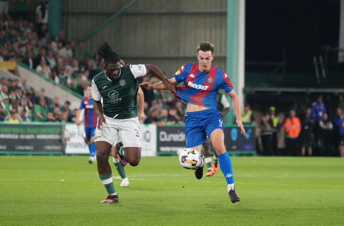 Kostic a duello con un avversario