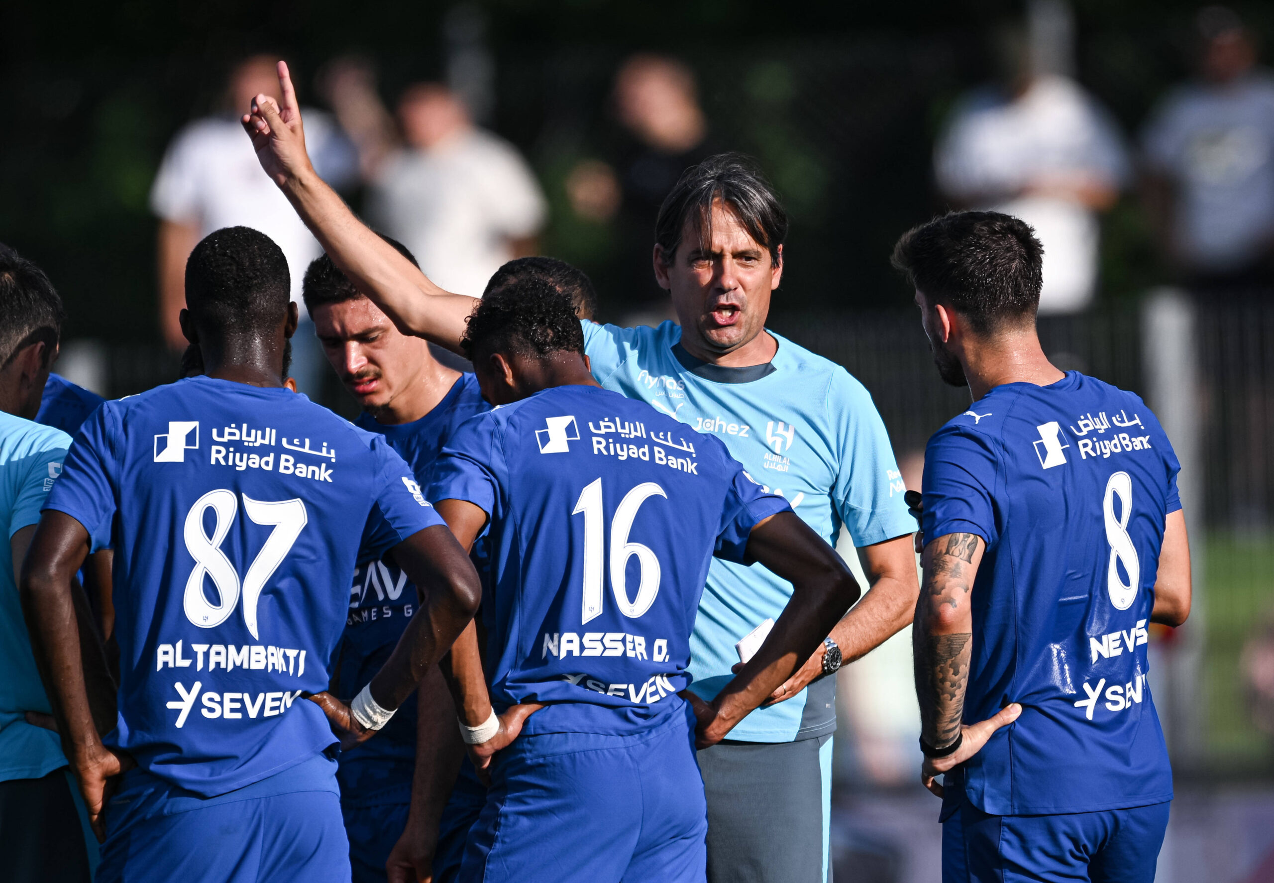 Simone Inzaghi dà indicazioni ai suoi giocatori