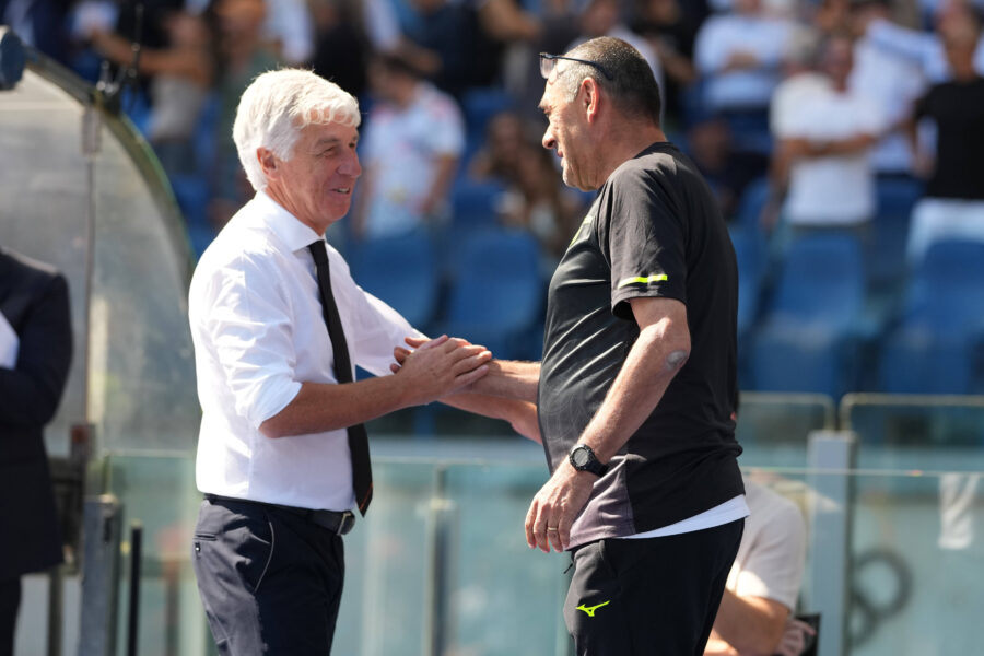 La stretta di mano tra Gasperini e Sarri