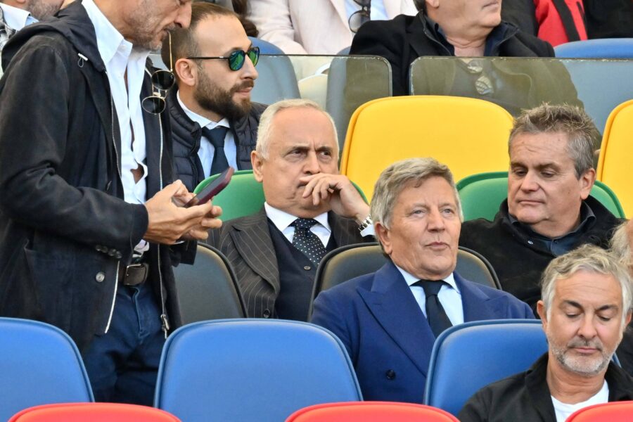 Lotito seduto in tribuna allo stadio