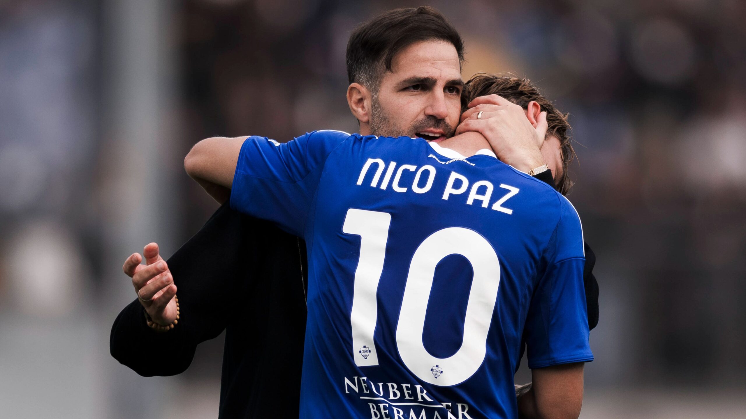 Cesc Fabregas abbraccia Nico Paz