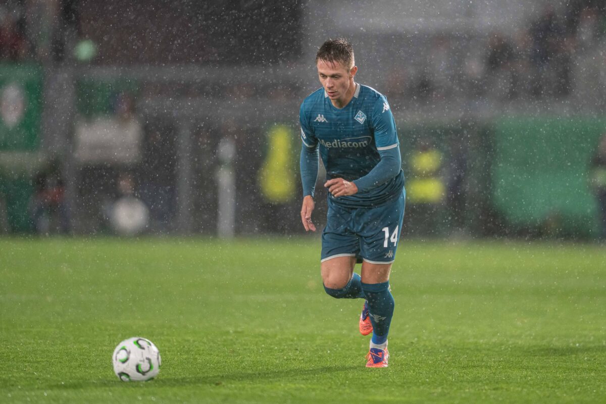 Nicolussi Caviglia pronto a calciare il pallone