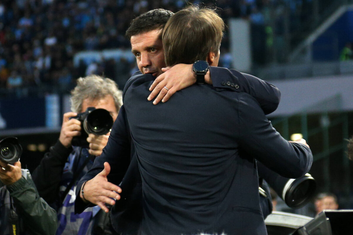 L'abbraccio tra Cristian Chivu e Antonio Conte