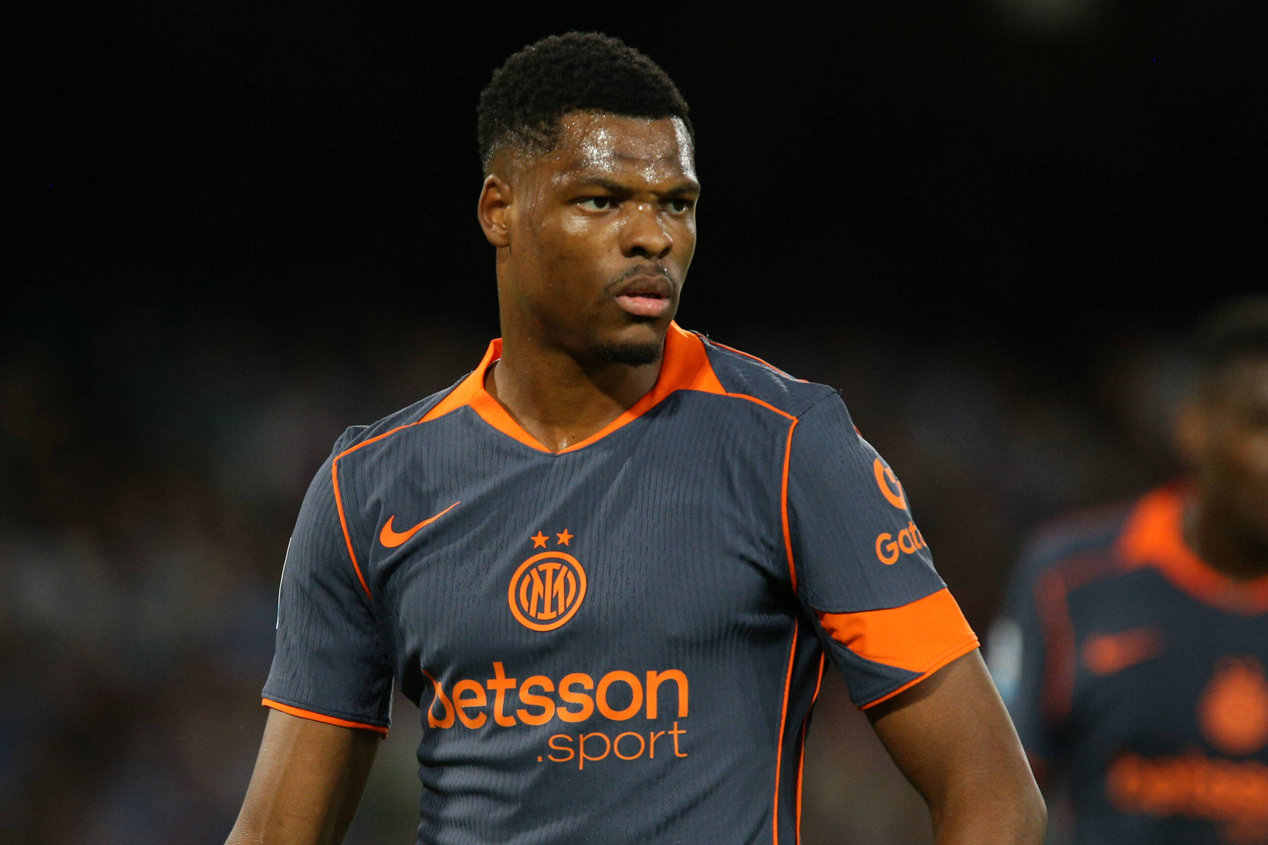 Denzel Dumfries con la maglia dell'Inter