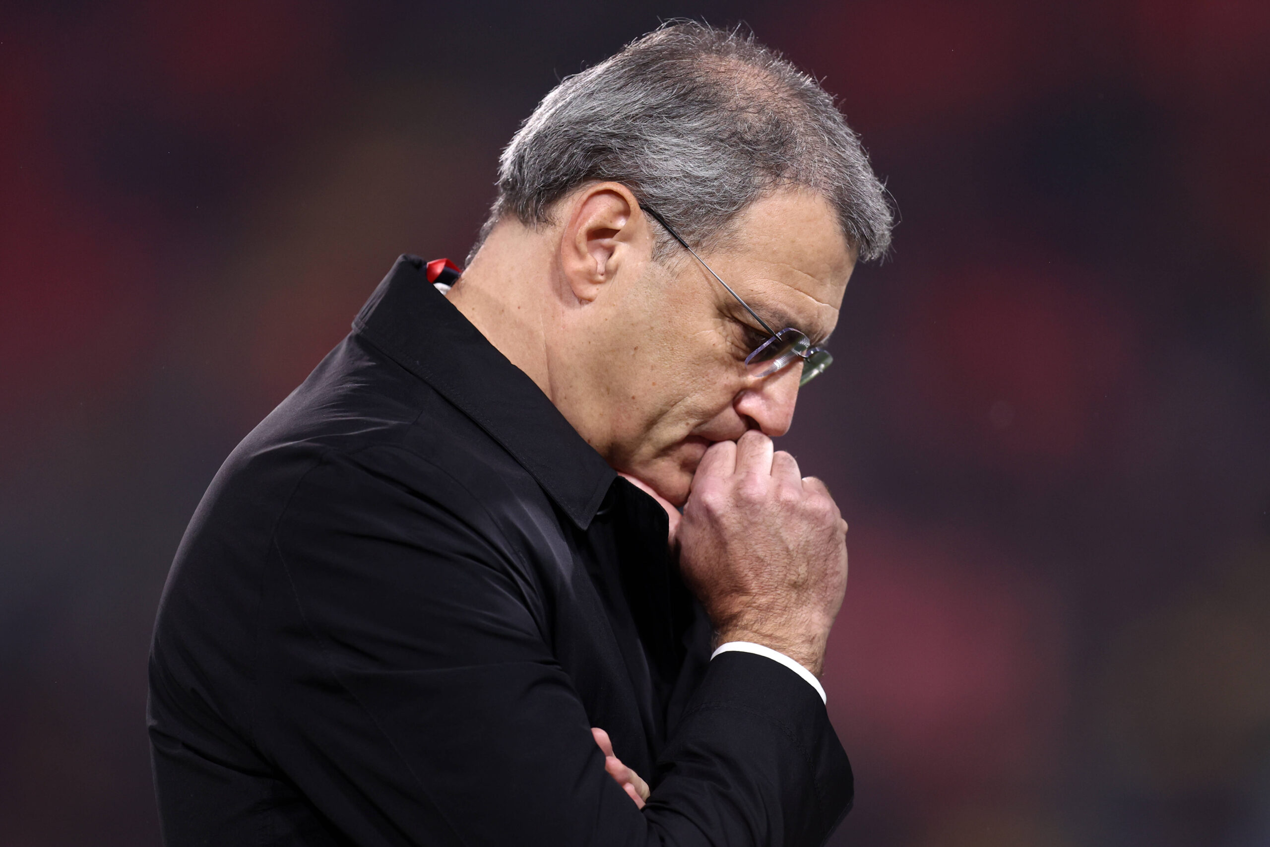 Damien Comolli perso nei suoi pensieri