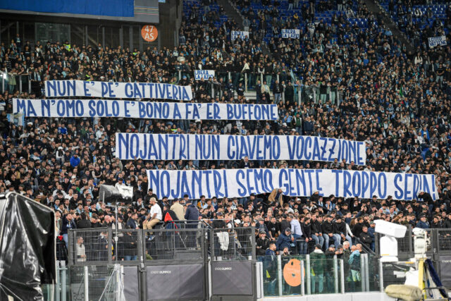 Uno degli striscioni dei tifosi della Lazio contro Lotito
