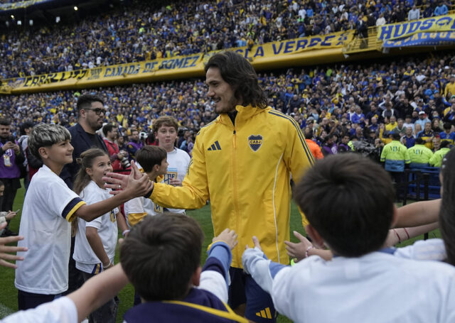 Cavani saluta alcuni bambini