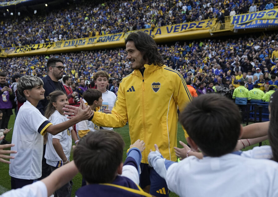 Cavani saluta alcuni bambini