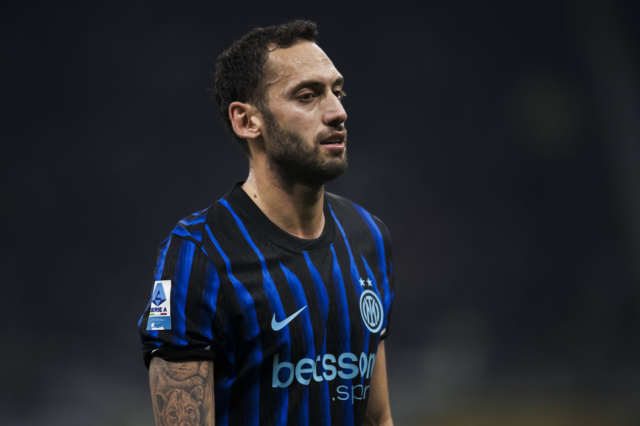 Hakan Calhanoglu con la maglia dell'Inter
