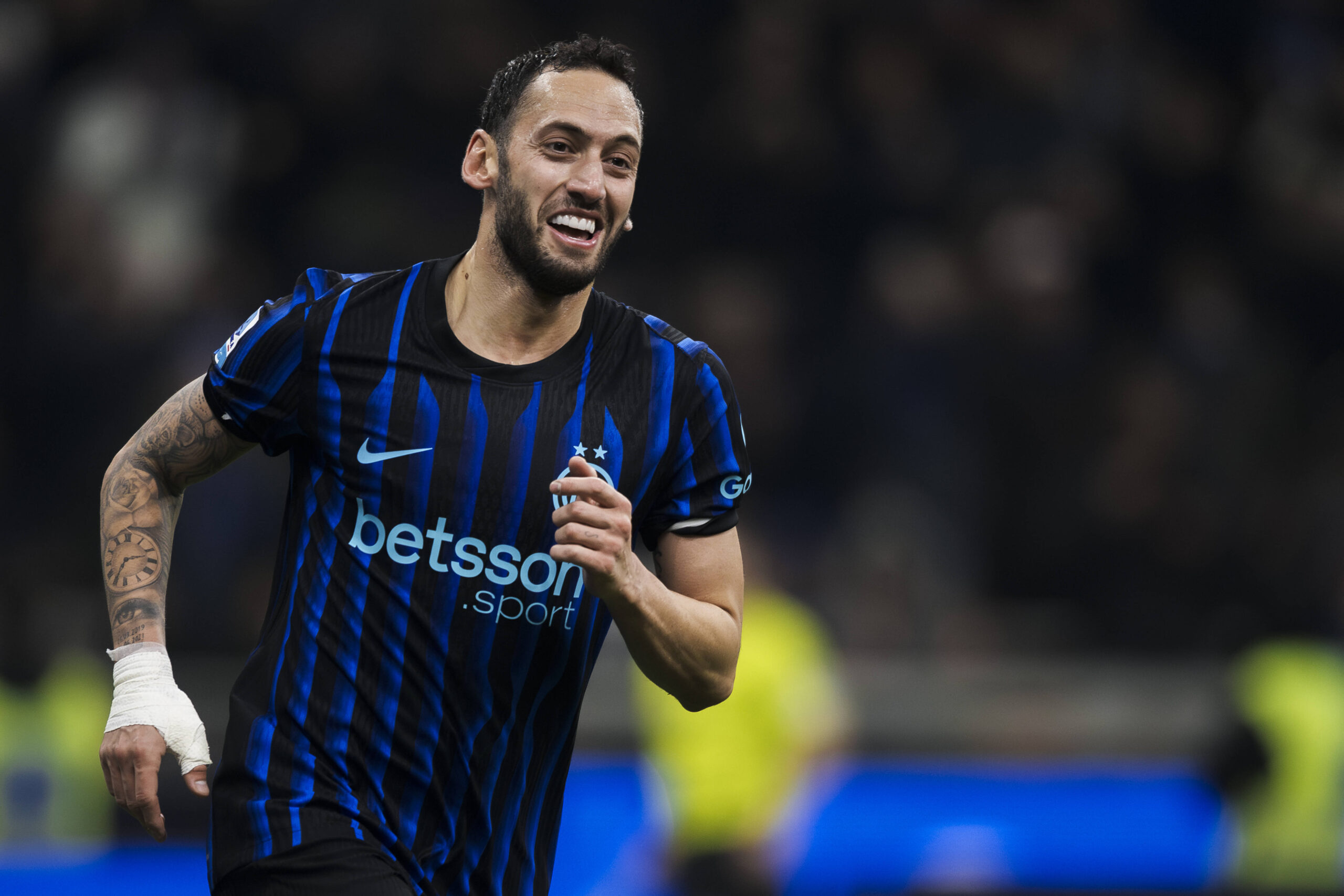 Calhanoglu esulta dopo un gol