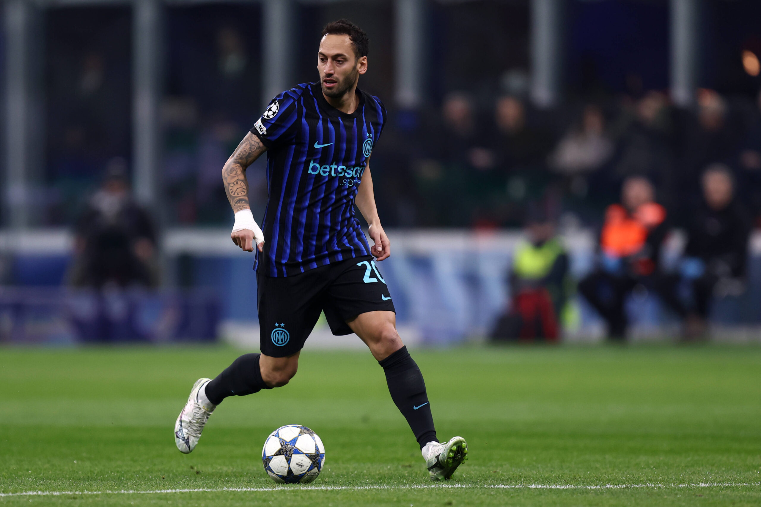 Calhanoglu palla al piede