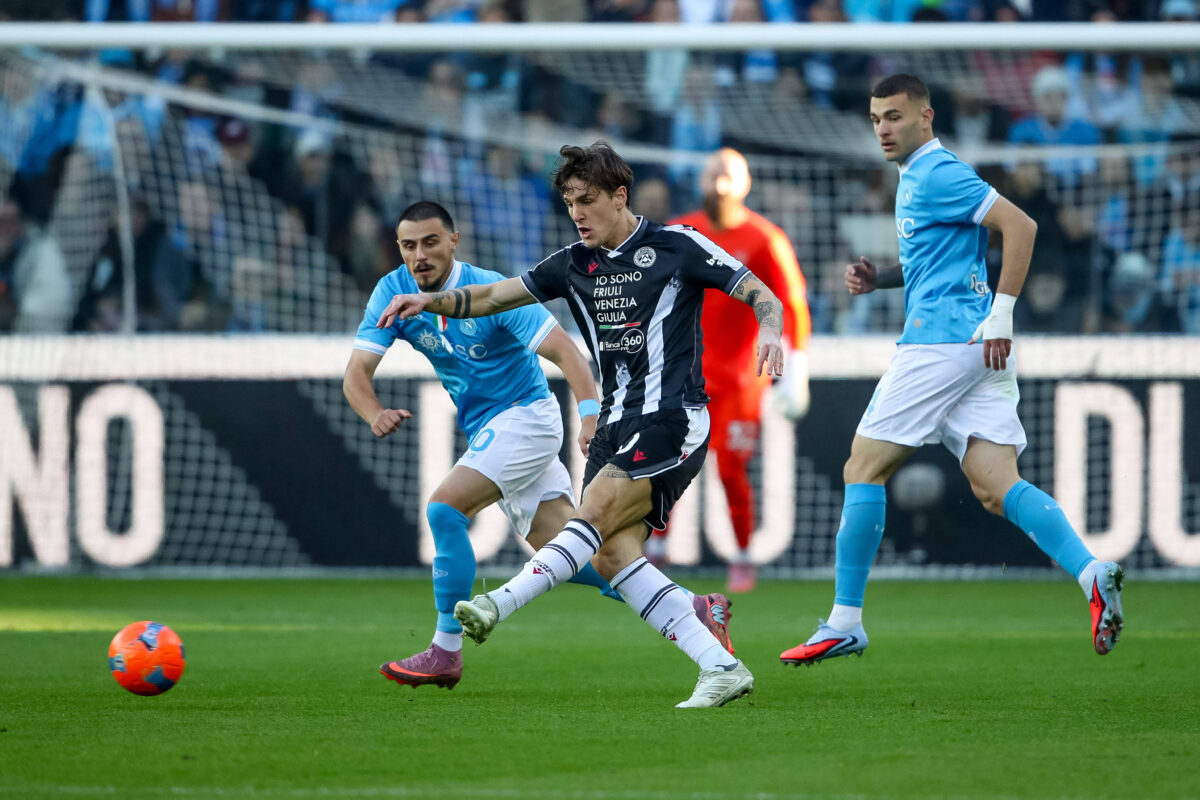 Zaniolo passa il pallone a un compagno