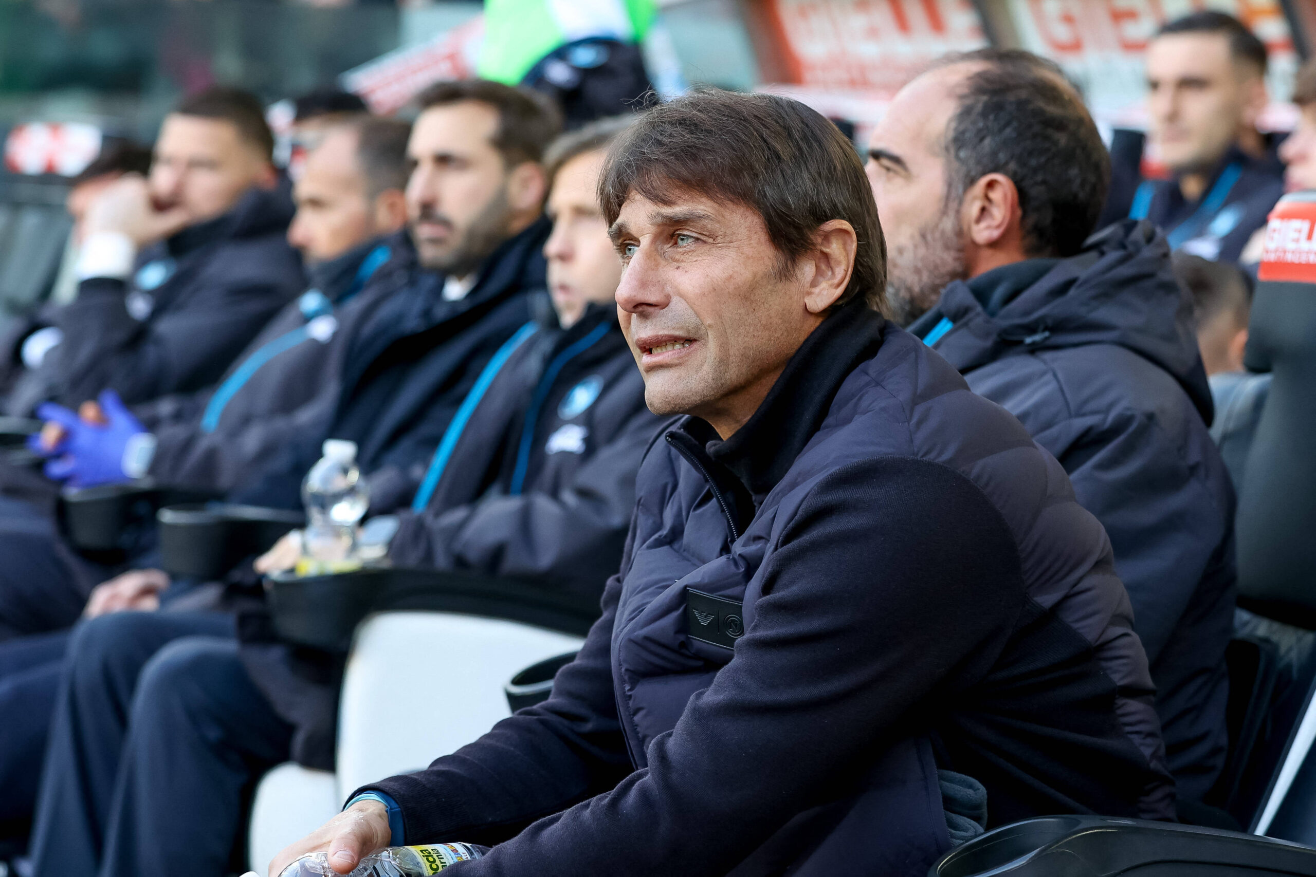 Antonio Conte seduto sulla panchina del Napoli