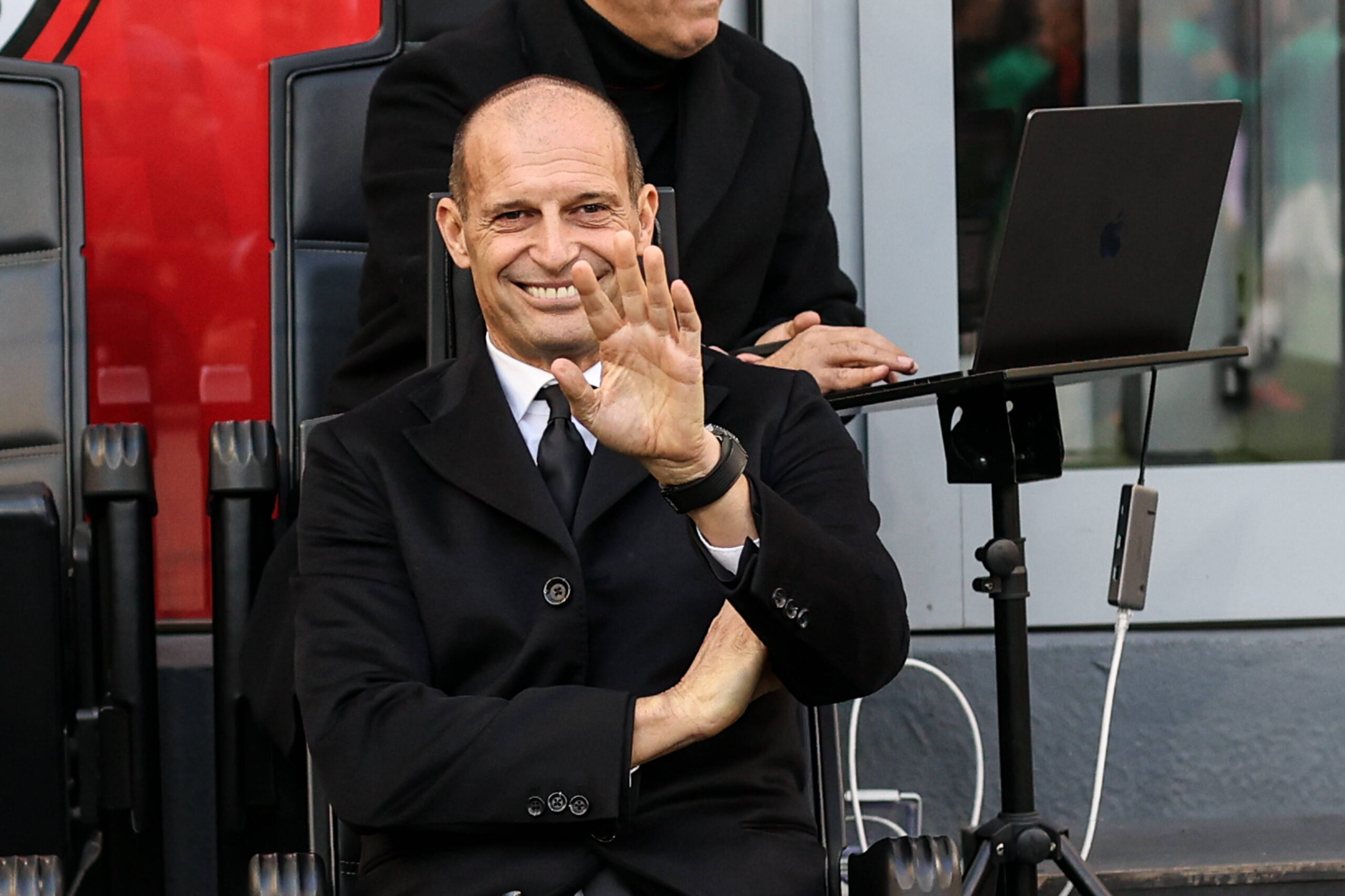 Massimiliano Allegri sorride in panchina