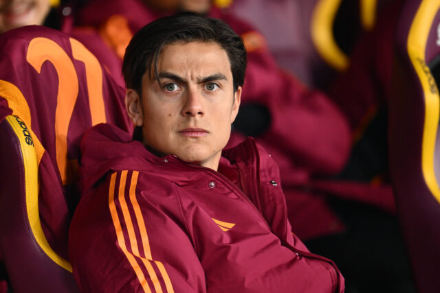 Dybala seduto in panchina