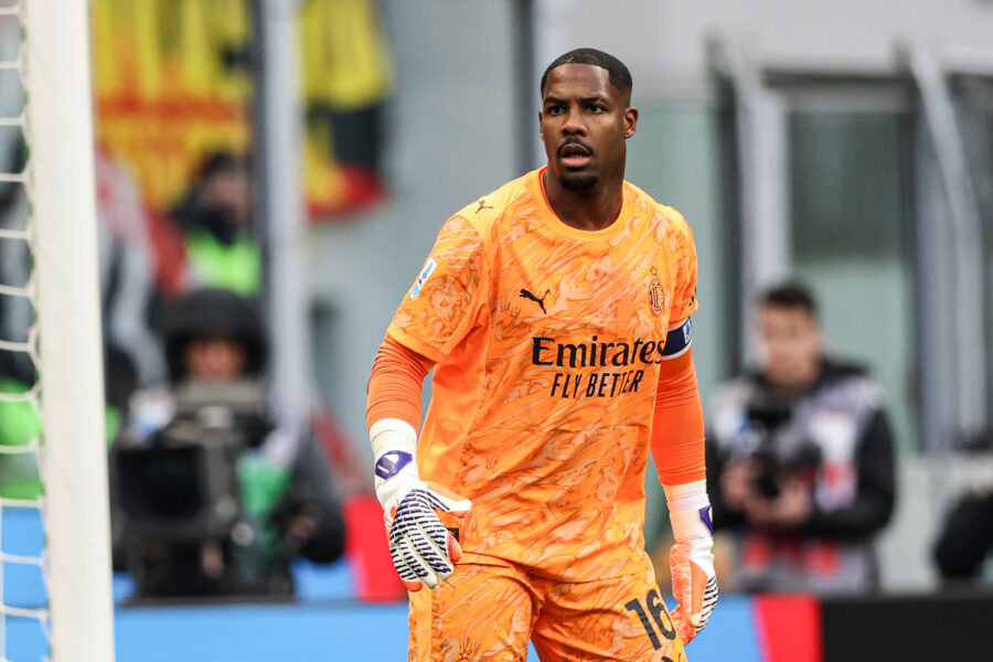 Mike Maignan con la maglia del Milan