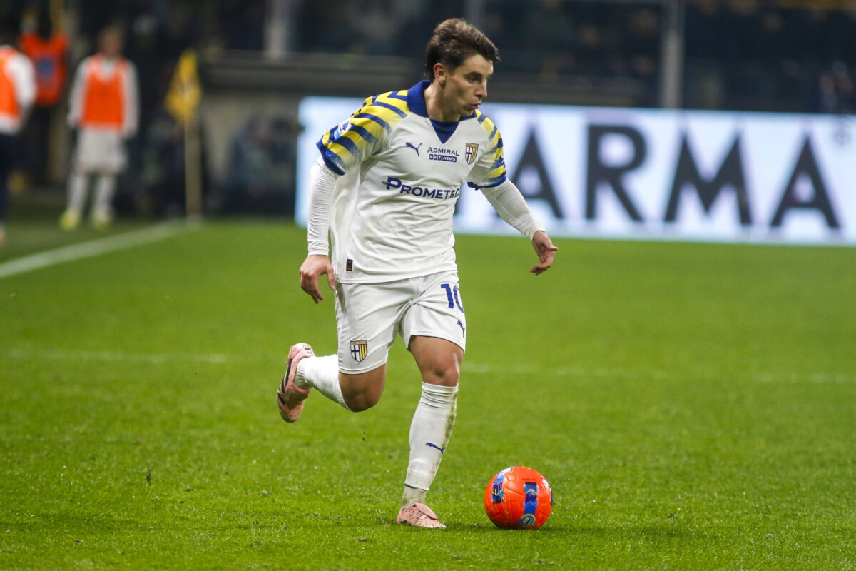 Adrian Bernabe palla al piede