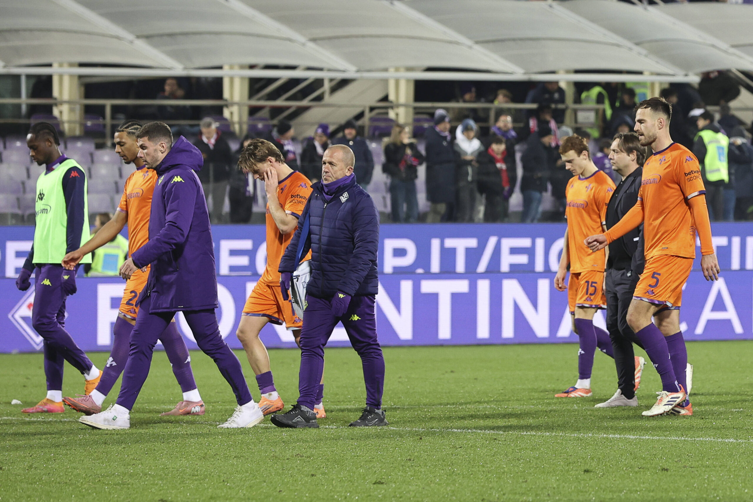 I giocatori della Fiorentina dopo la partita contro il Verona
