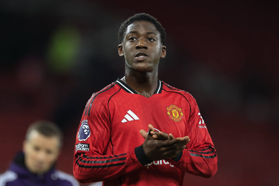 Kobbie Mainoo con la maglia del Manchester United