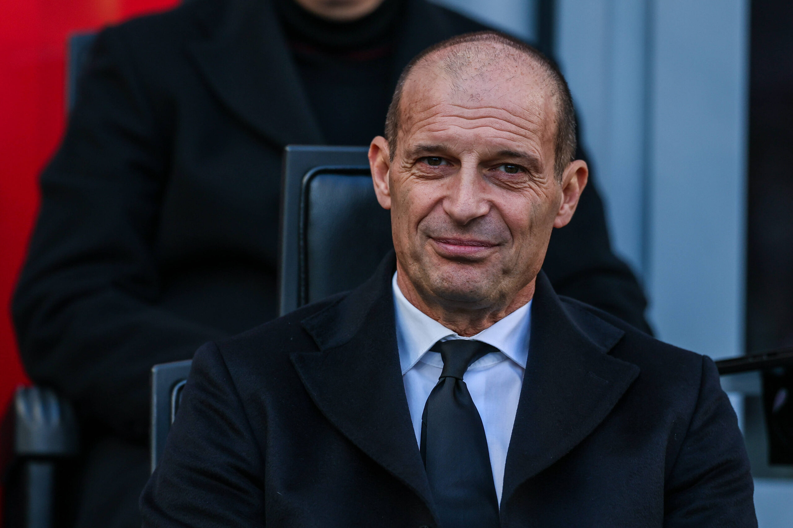 Massimiliano Allegri sorride in panchina