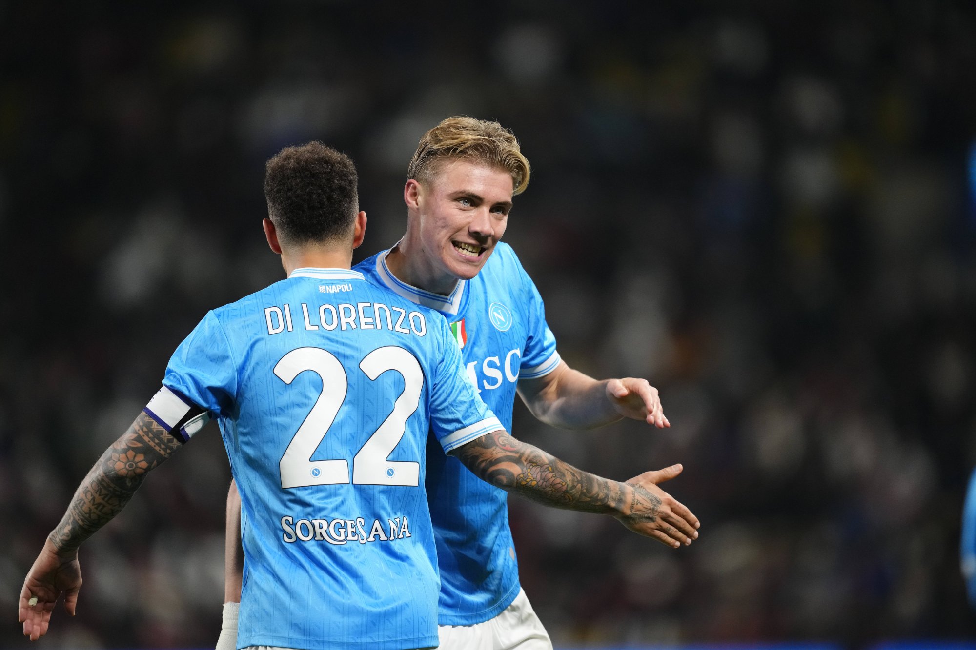 Hojlund esulta con Di Lorenzo