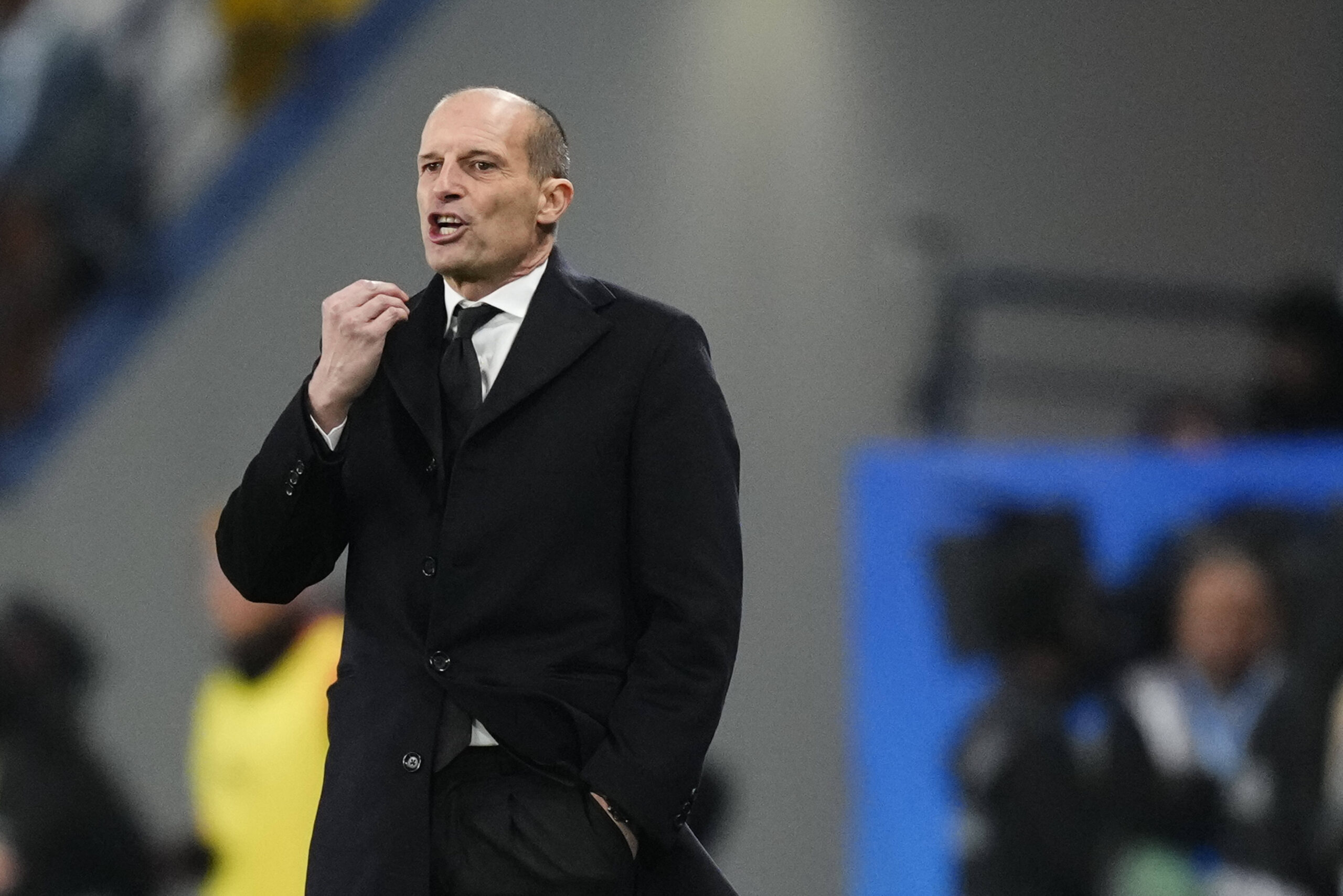 Massimiliano Allegri con una gestualità polemica